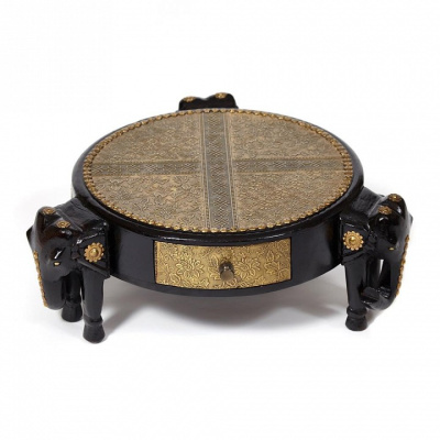 Столик Secret De Maison 3 SLONA ( mod. ND-005) дерево манго/латунная чеканка, Dia 48. В 19 см, этническая роспись  (поставляется по 2 шт). Фото